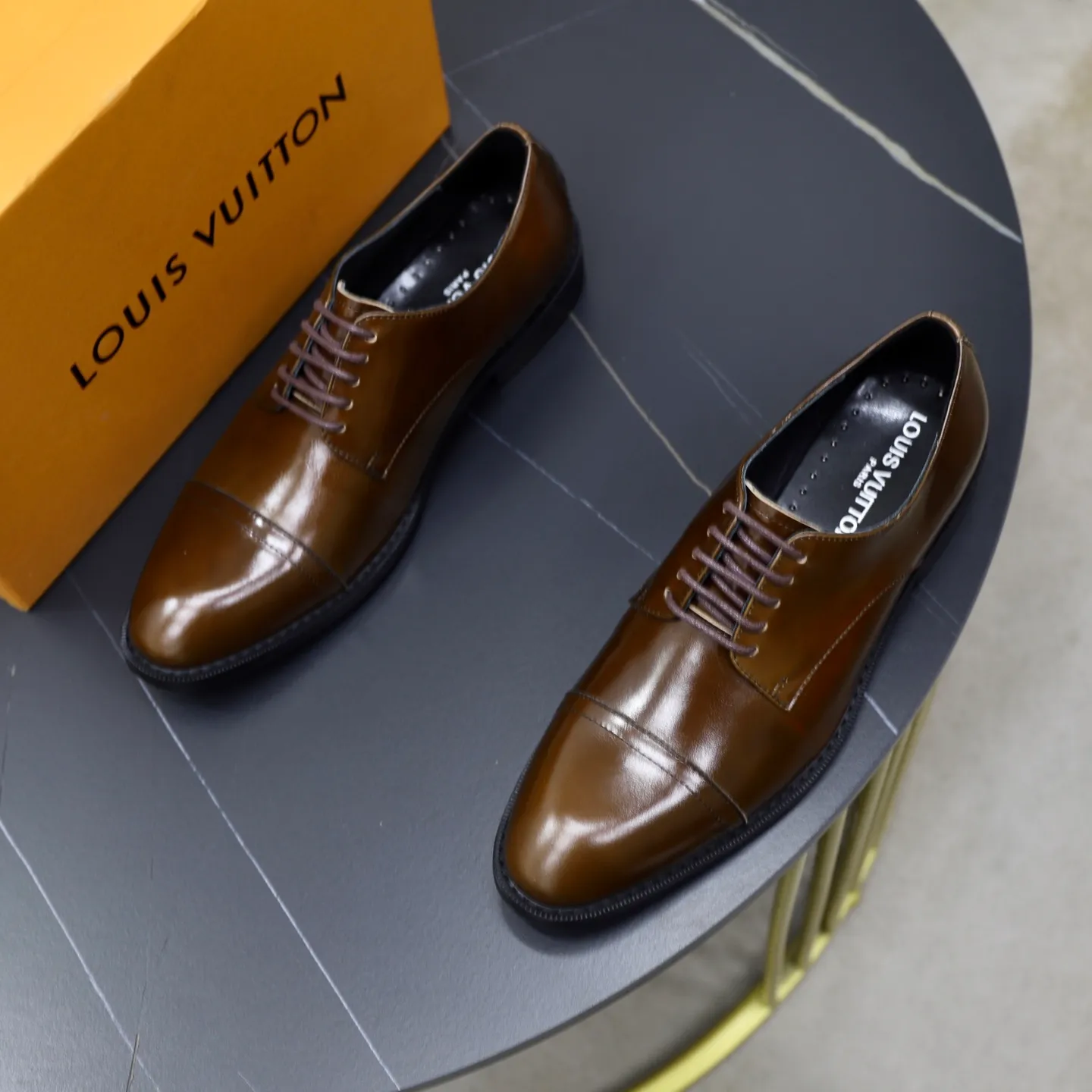 Ex-factory price: 500💰🙅‍♂️🙅‍♂️🙅‍♂️ Brand: LV Louis Vuitton Standard code: Men's size 38-44 (45 can be customized) Grade: Same style as the official website Original order quality Material: Original cowhide surface Comfortable cowhide lining Original outsole Style category: Men's fashionable casual leather shoes Distinguished big-name luxury elements Top luxury Color: actual picture color